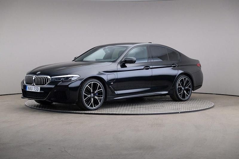 Svart Begagnad 2020 BMW 530e M Sport Sedan | 325 000 kr (Marknadspris) - Bild 1/4