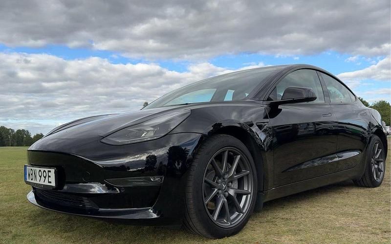 Svart Begagnad 2021 Tesla Model 3 Long Range AWD Sedan | 309 000 kr (Dyr) - Bild 1/4