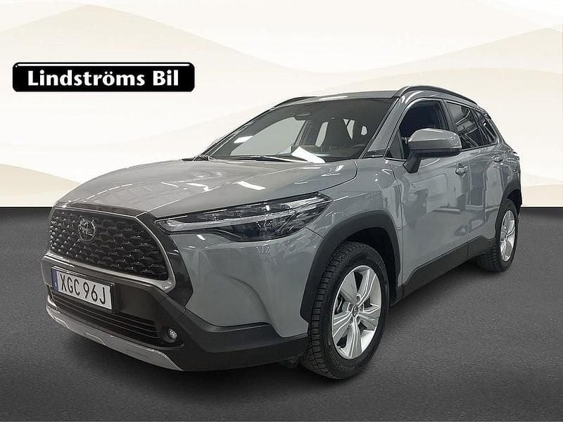 Grå Begagnad 2024 Toyota Corolla Cross Style SUV | 409 500 kr (Marknadspris) - Bild 1/3