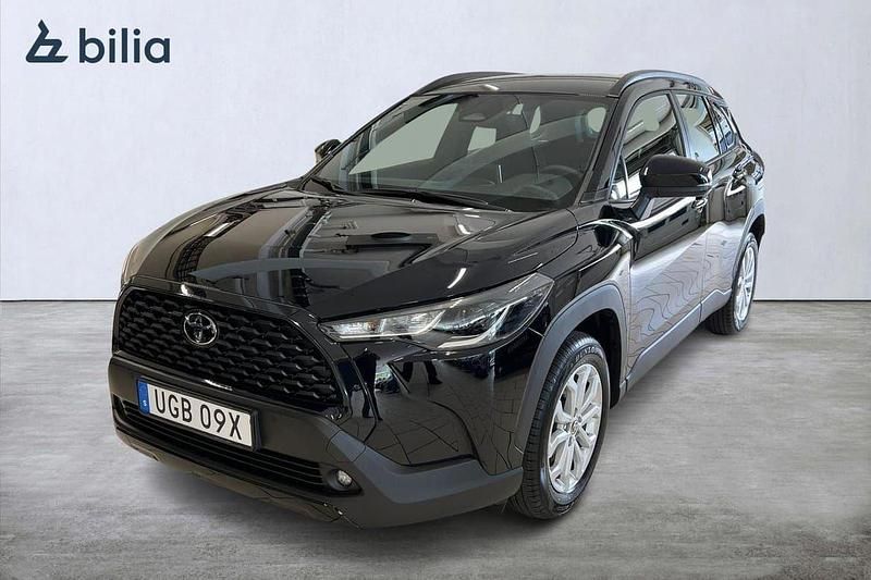 Svart Ny 2025 Toyota Corolla Cross Active SUV | 372 900 kr (Marknadspris) - Bild 1/4