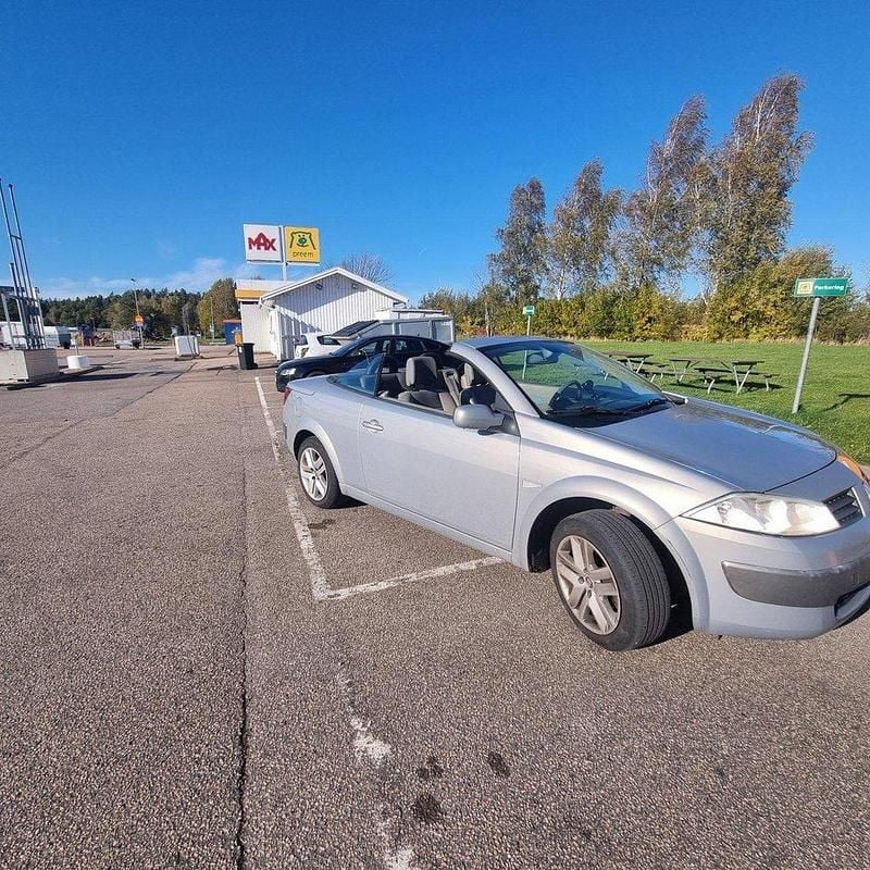 Grå Begagnad 2005 Renault Mégane Cabriolet Cab | 22 000 kr (Superpris) - Bild 1/4