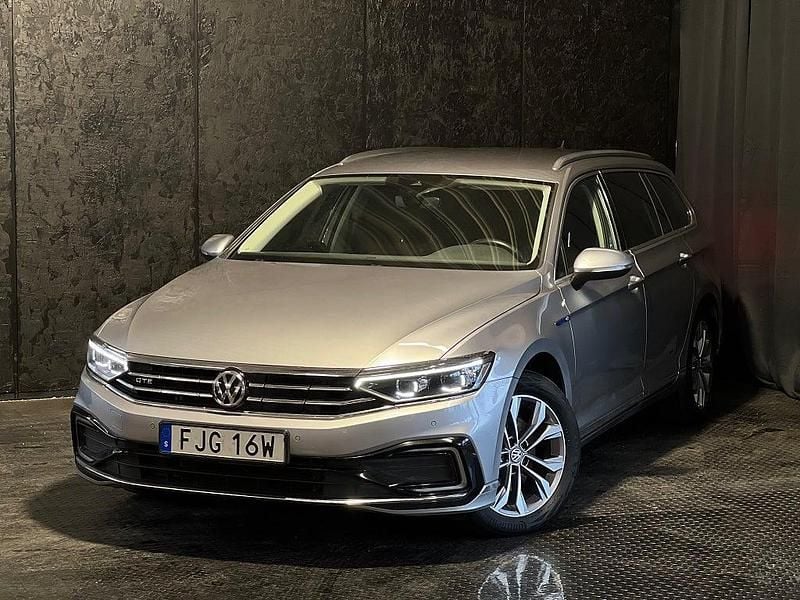 Silver Begagnad 2020 VW Passat GTE Kombi | 219 500 kr (Marknadspris) - Bild 1/4