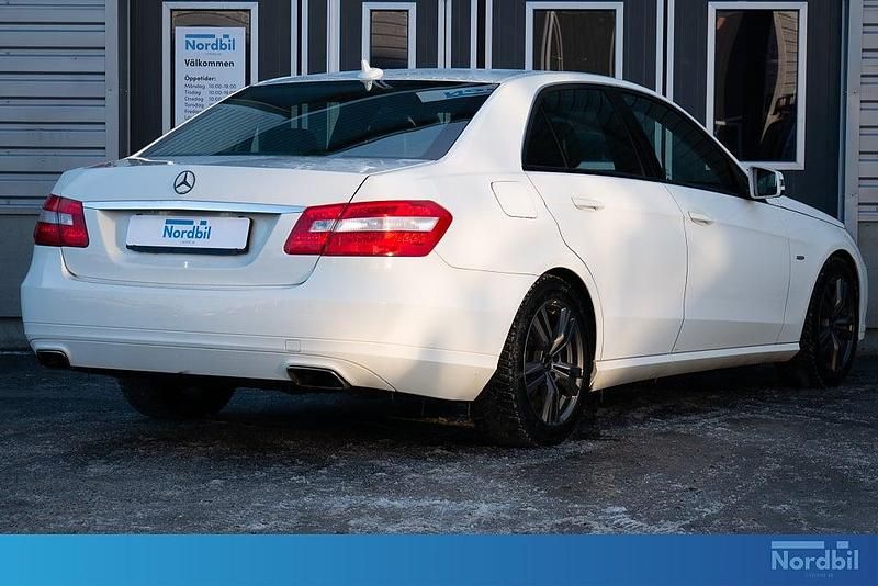 Begagnad Mercedes E200 Classic 136 HK (100 kW) 2011 Vit Sedan