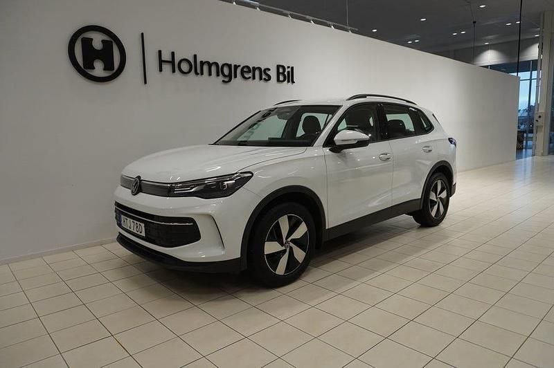 Vit Begagnad 2024 VW Tiguan Life SUV | 339 900 kr (Marknadspris) - Bild 1/4