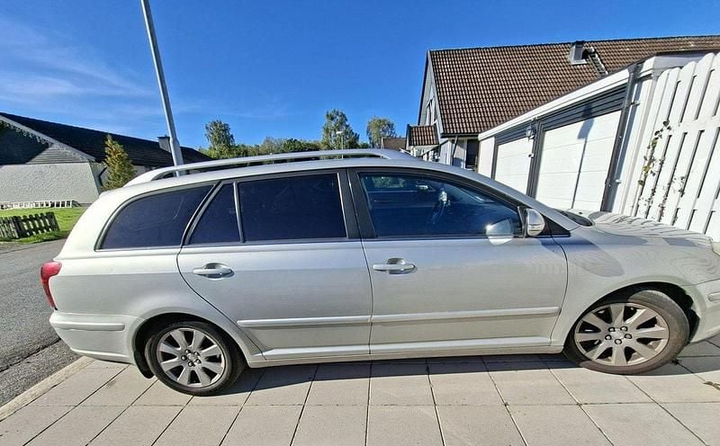 Silver Begagnad 2008 Toyota Avensis Kombi | 9 000 kr (Superpris) - Bild 1/4