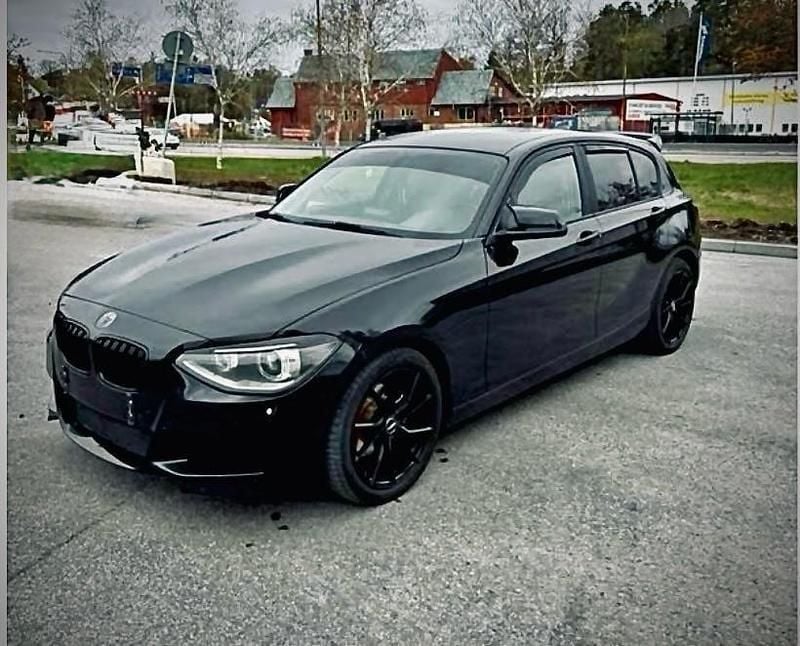 Svart Begagnad 2012 BMW 120 Urban Line Halvkombi | 65 000 kr (Marknadspris) - Bild 1/4