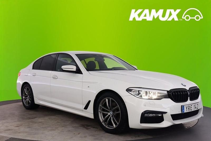 Vit Begagnad 2018 BMW 520 M Sport Sedan | 279 700 kr (Bra pris) - Bild 1/4