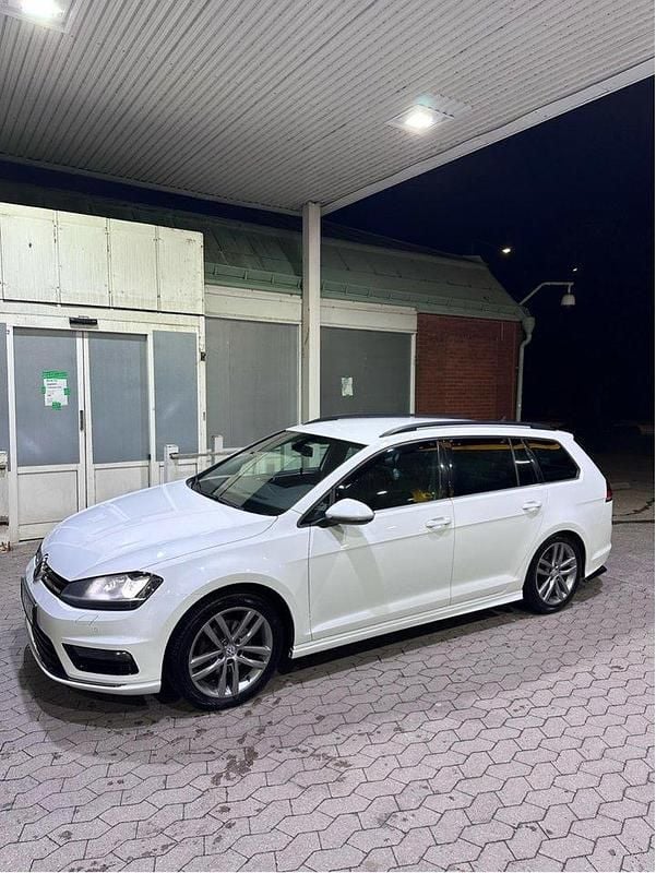 Vit Begagnad 2016 VW Golf VII R-line Kombi | 149 900 kr (Marknadspris) - Bild 1/4