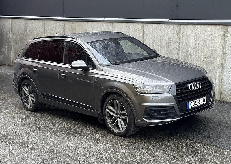 Grå Begagnad 2016 Audi Q7 S-Line SUV | 389 000 kr (Lite dyr) - Bild 1/4