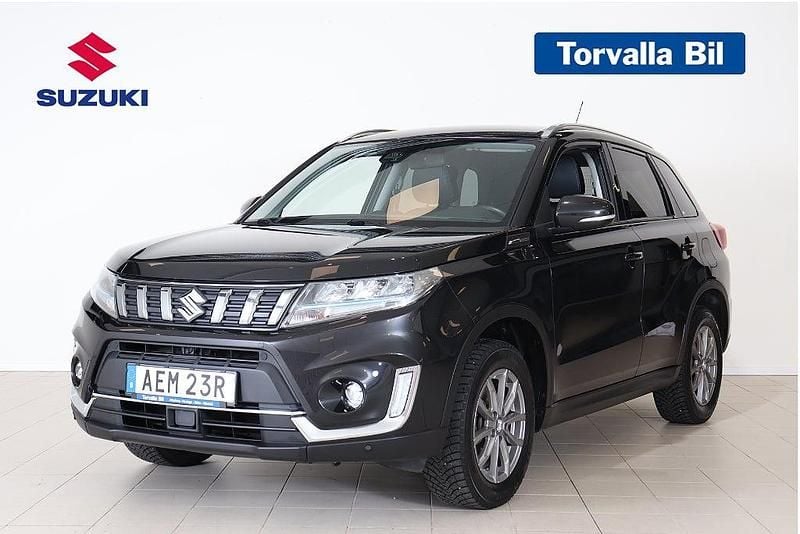 Svart Begagnad 2022 Suzuki Vitara SUV | 234 900 kr (Marknadspris) - Bild 1/4