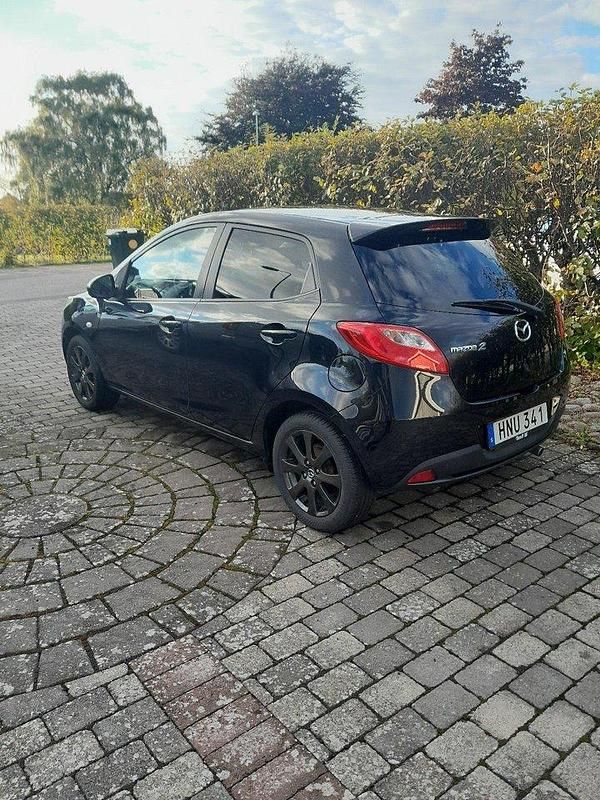 Svart Begagnad 2014 Mazda 2 Halvkombi | 82 000 kr (Marknadspris) - Bild 1/4