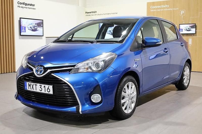 Blå Begagnad 2014 Toyota Yaris Hybrid Active Halvkombi | 129 800 kr (Marknadspris) - Bild 1/4