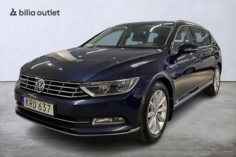 Mörkblå (blå) Begagnad 2015 VW Passat GT Kombi | 124 900 kr (Marknadspris) - Bild 1/4