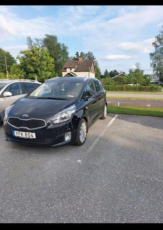 Svart Begagnad 2016 Kia Carens Minibuss | 120 000 kr (Marknadspris) - Bild 1/4
