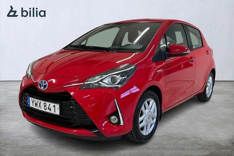 Röd Begagnad 2017 Toyota Yaris Hybrid Halvkombi | 159 900 kr (Marknadspris) - Bild 1/4