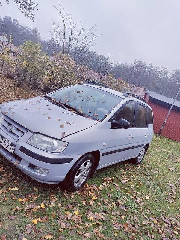 Grå Begagnad 2002 Hyundai Matrix Minibuss | 8 500 kr (Marknadspris) - Bild 1/4