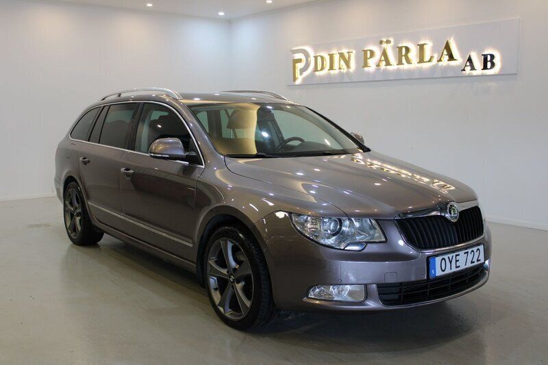 Ljusbrun (brun) Begagnad 2012 Skoda Superb Kombi | 59 900 kr (Marknadspris) - Bild 1/4