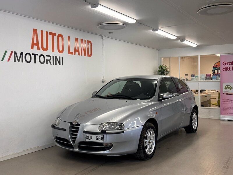 Grå Begagnad 2001 Alfa Romeo 147 Progression Halvkombi | 29 900 kr - Bild 1/4