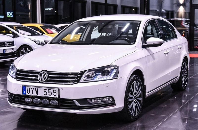 Vit Begagnad 2012 VW Passat Sedan | 99 900 kr (Lite dyr) - Bild 1/4
