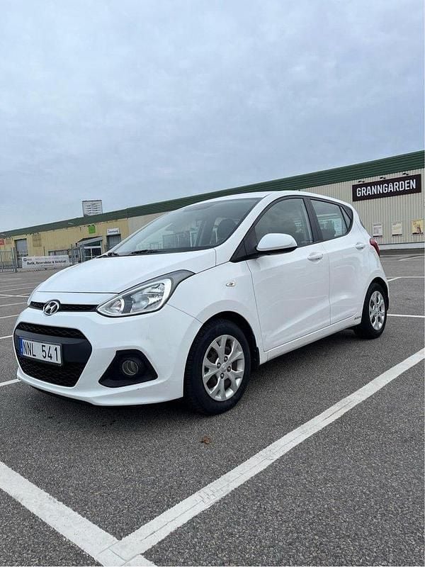 Vit Begagnad 2014 Hyundai i10 Halvkombi | 70 000 kr (Marknadspris) - Bild 1/4