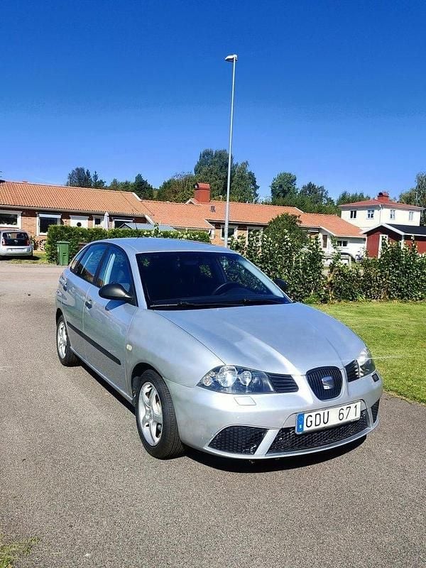Silver Begagnad 2006 Seat Ibiza Halvkombi | 30 000 kr (Lite dyr) - Bild 1/4