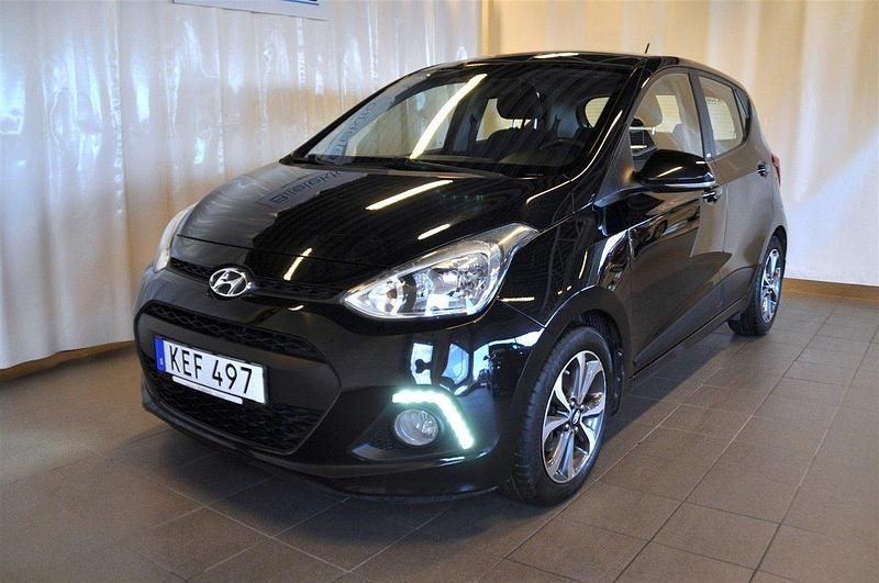 Svart Begagnad 2015 Hyundai i10 Blackline Halvkombi | 79 000 kr (Marknadspris) - Bild 1/4
