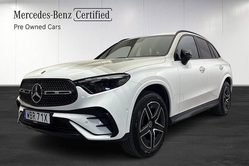 Vit Begagnad 2024 Mercedes GLC300e Premium SUV | 734 900 kr (Marknadspris) - Bild 1/4