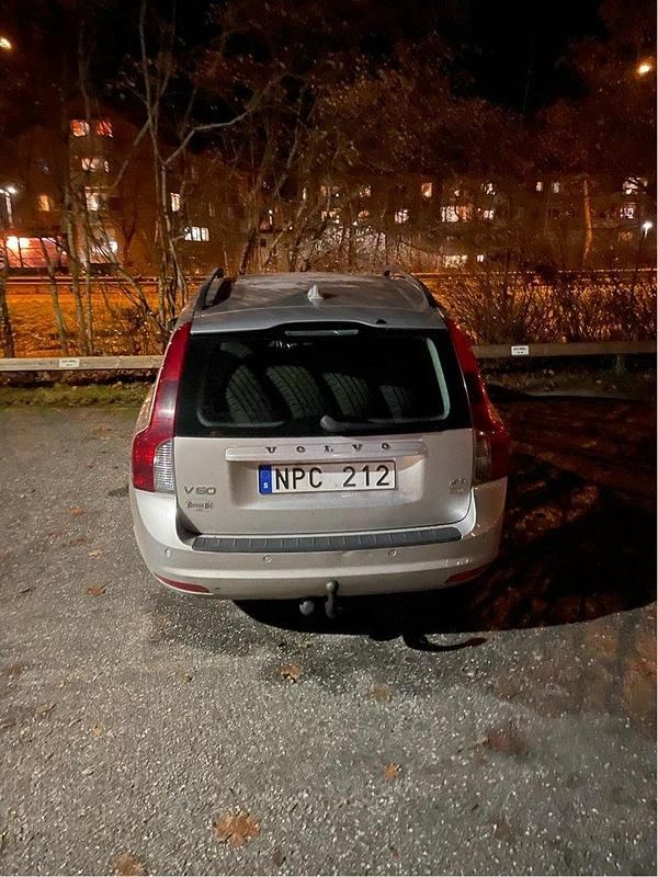 Grå Begagnad 2010 Volvo V50 Momentum Kombi | 28 000 kr (Bra pris) - Bild 1/4