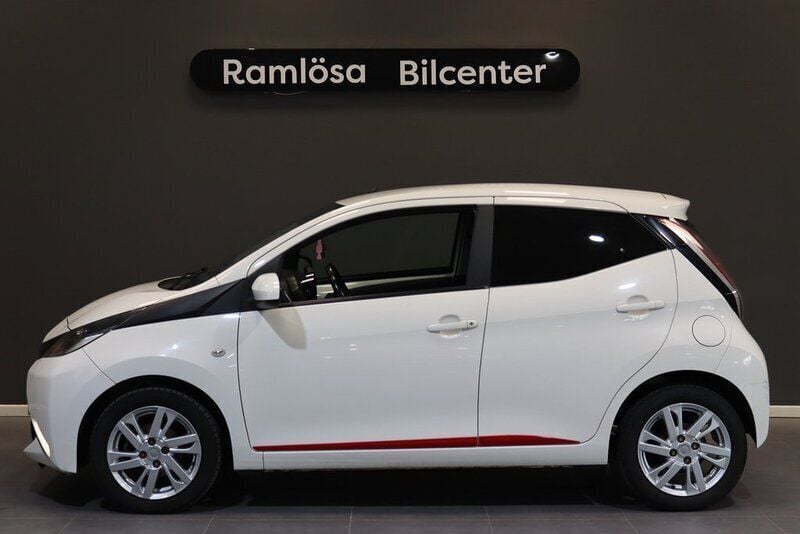 Vit Begagnad 2016 Toyota Aygo X-play Halvkombi | 67 900 kr (Marknadspris) - Bild 1/4