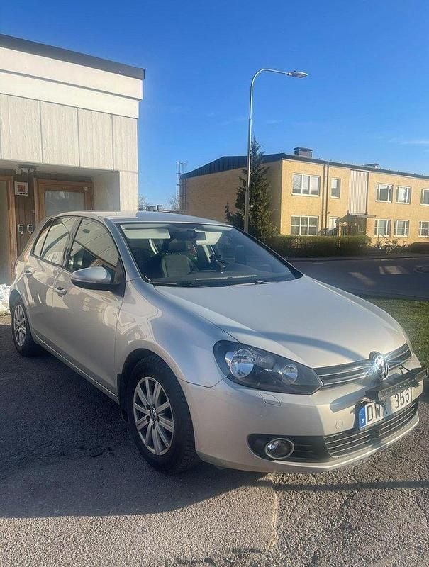 Brun Begagnad 2010 VW Golf Halvkombi | 26 000 kr (Bra pris) - Bild 1/2