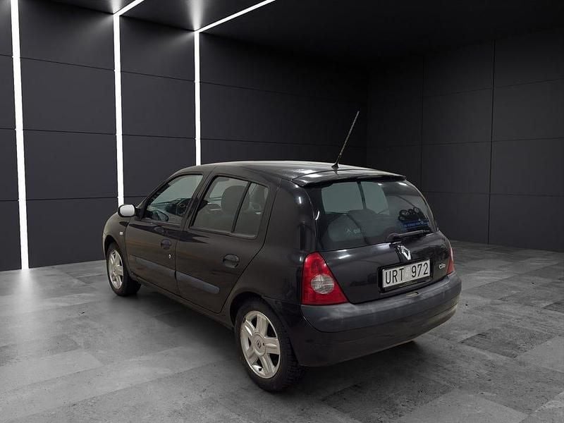 Begagnad Renault Clio II 75 HK (55 kW) 2004 Svart Halvkombi