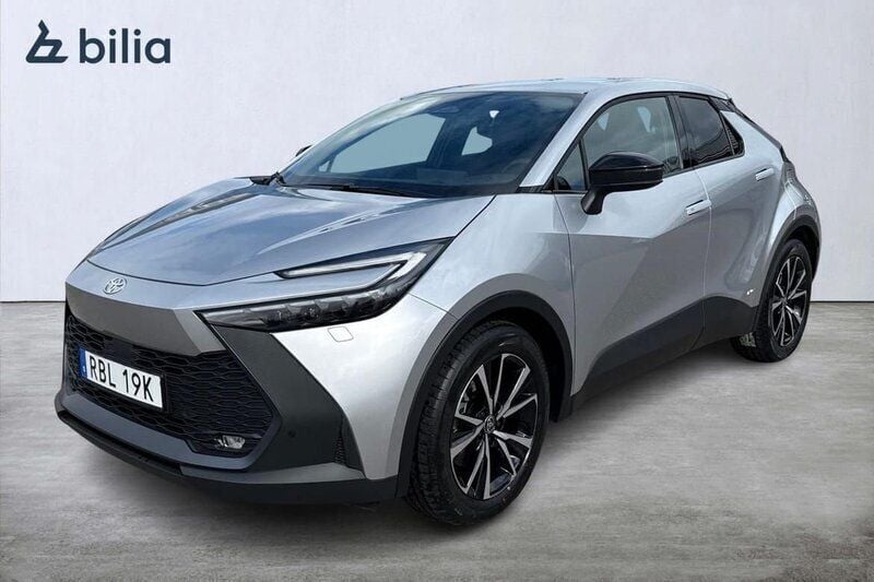Silver Begagnad 2024 Toyota C-HR Style SUV | 405 900 kr (Marknadspris) - Bild 1/4