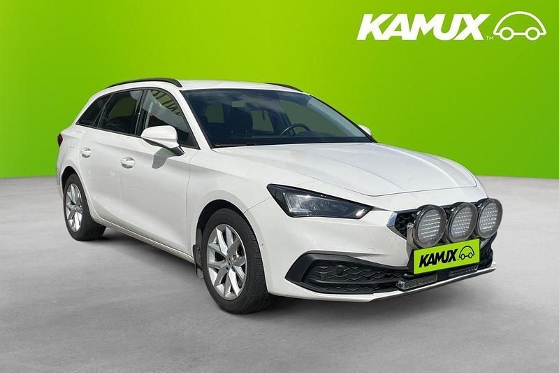 Vit Begagnad 2022 Seat Leon 4Drive Kombi | 194 700 kr (Bra pris) - Bild 1/4