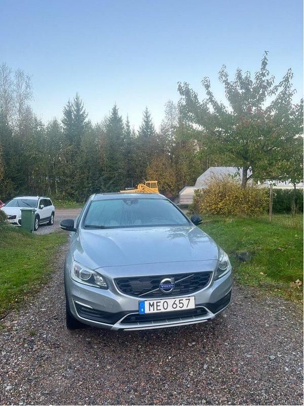 Silver Begagnad 2016 Volvo V60 CC Summum Kombi | 180 000 kr (Marknadspris) - Bild 1/4
