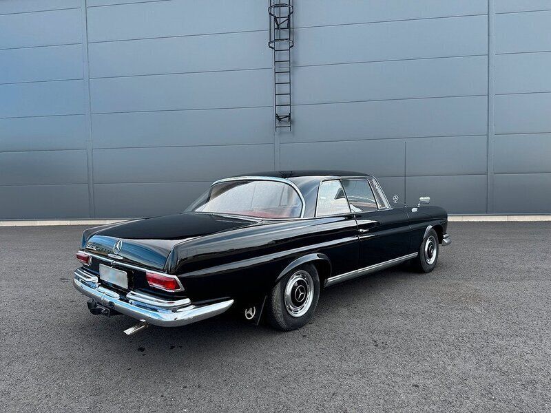 Begagnad Mercedes W111 SE 135 HK (99 kW) 1962 Ljusgul Sportkupé