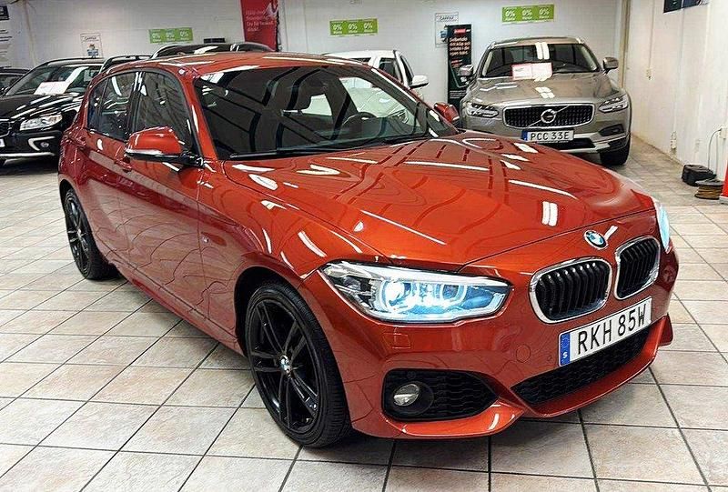 Orange Begagnad 2019 BMW 118 M Sport Halvkombi | 159 900 kr (Bra pris) - Bild 1/4