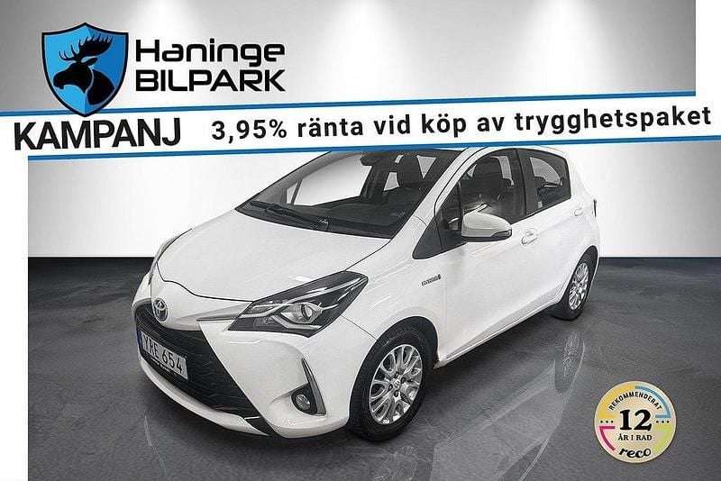 Vit Begagnad 2017 Toyota Yaris Hybrid Active Halvkombi | 149 900 kr (Marknadspris) - Bild 1/2
