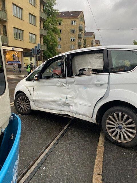 Vit Begagnad 2014 Ford S-MAX Business Edition Minibuss | 25 000 kr - Bild 1/3