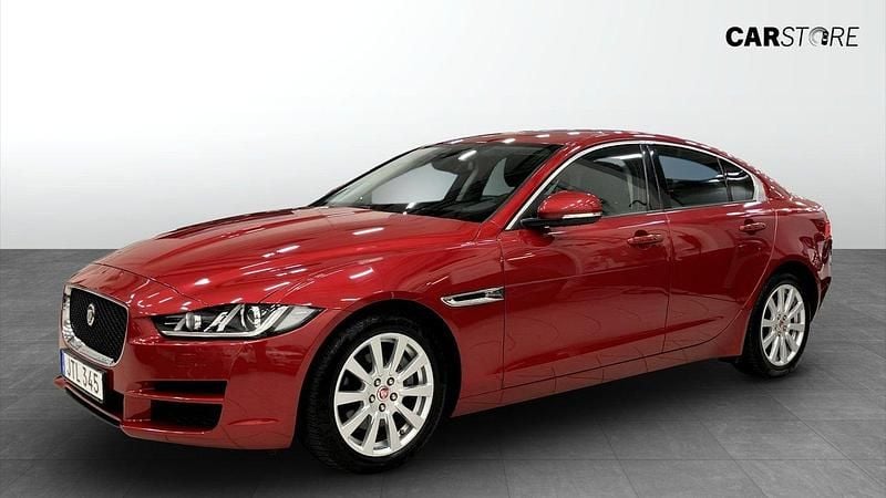 Röd Begagnad 2017 Jaguar XE Sedan | 229 900 kr (Dyr) - Bild 1/4