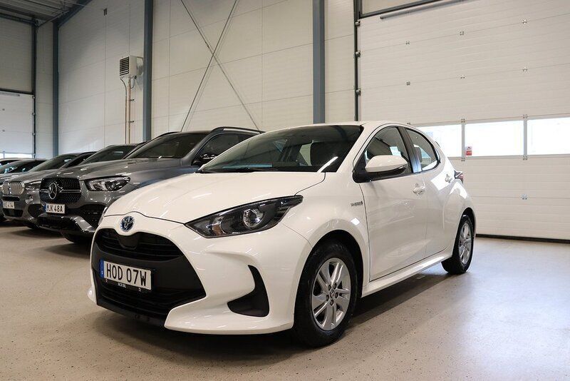 Vit Begagnad 2021 Toyota Yaris Hybrid Active Halvkombi | 179 800 kr (Marknadspris) - Bild 1/4
