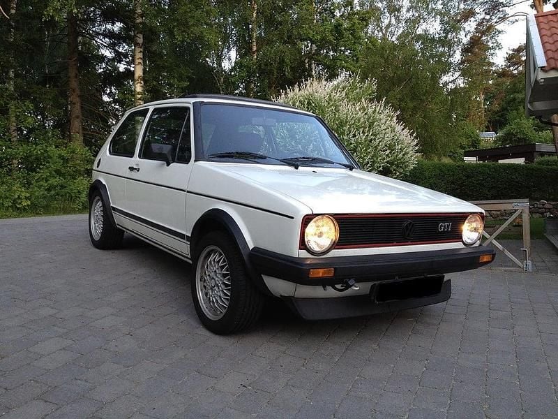 Begagnad VW Golf II GTI 112 HK (82 kW) 1983 Vit Halvkombi
