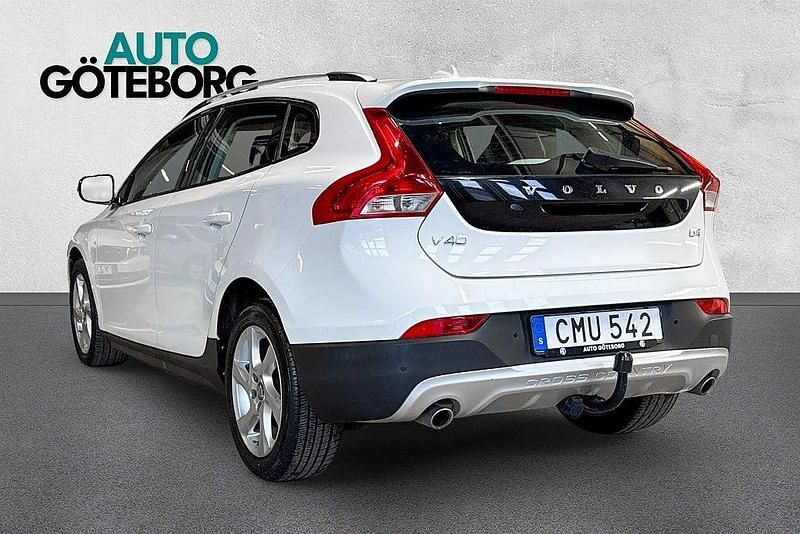 Begagnad Volvo V40 Summum 190 HK (139 kW) 2014 Vit Halvkombi