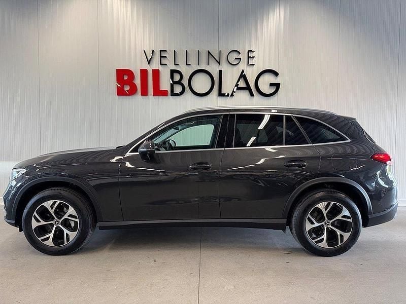 Grå Begagnad 2023 Mercedes GLC300e Avantgarde SUV | 599 500 kr (Bra pris) - Bild 1/4