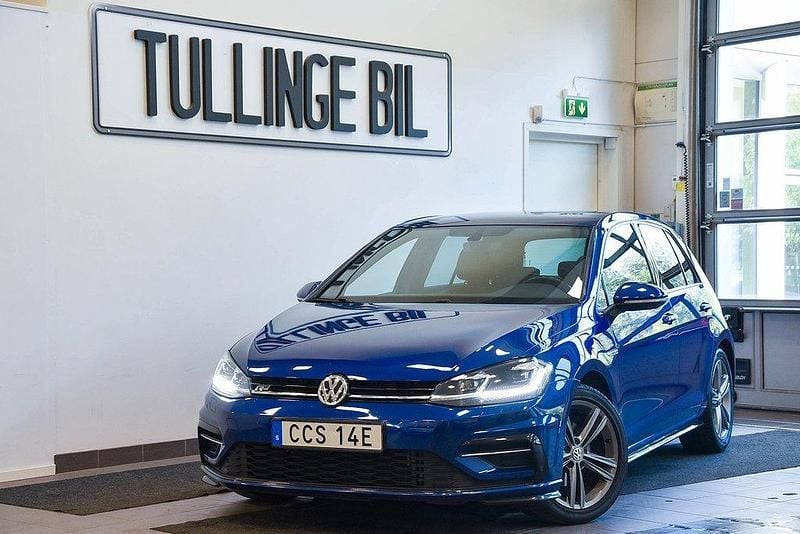 Mörkblå (blå) Begagnad 2019 VW Golf VII R-line Halvkombi | 189 900 kr (Marknadspris) - Bild 1/4