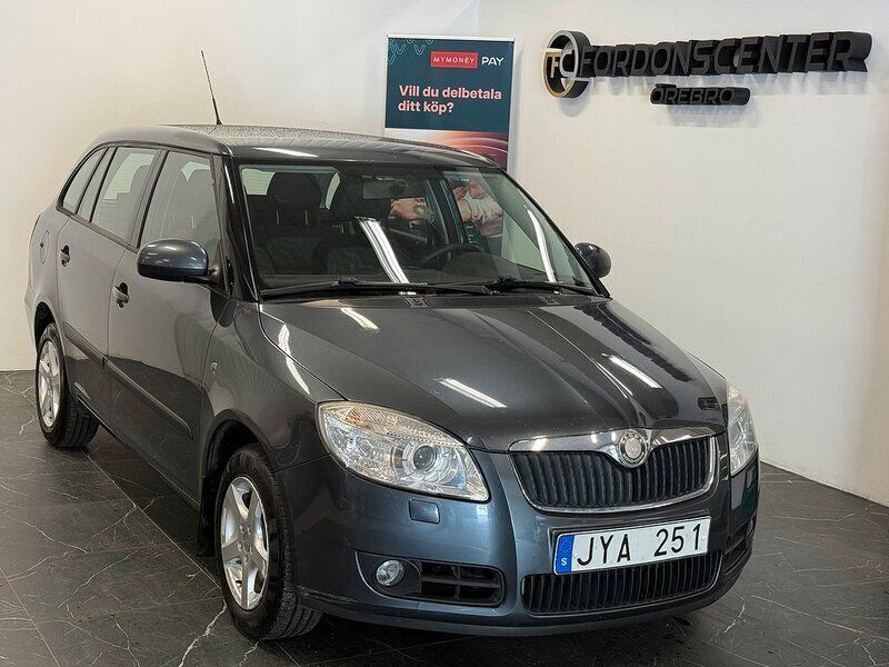 Mörkgrå Begagnad 2009 Skoda Fabia Ambiente Kombi | 39 900 kr (Marknadspris) - Bild 1/4