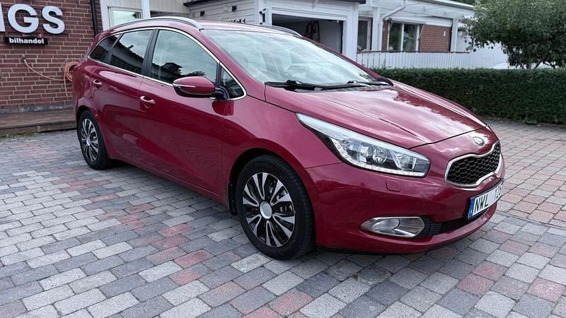 Röd Begagnad 2014 Kia Ceed Sportswagon Comfort Kombi | 85 500 kr (Marknadspris) - Bild 1/4