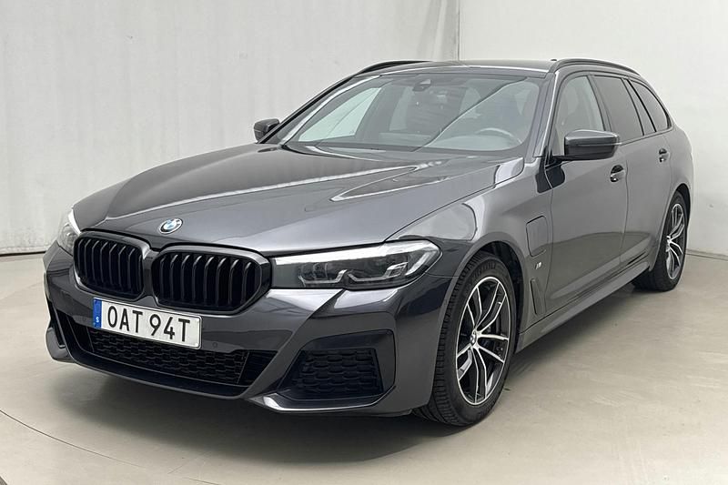 Grå Begagnad 2021 BMW 530 M Sport Kombi | 340 000 kr - Bild 1/4
