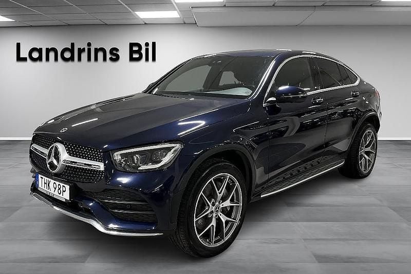 Mörkblå Begagnad 2022 Mercedes GLC300e AMG line Sportkupé | 559 900 kr (Lite dyr) - Bild 1/4