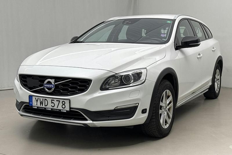 Vit Begagnad 2018 Volvo V60 CC Standard Kombi | 184 000 kr (Marknadspris) - Bild 1/4