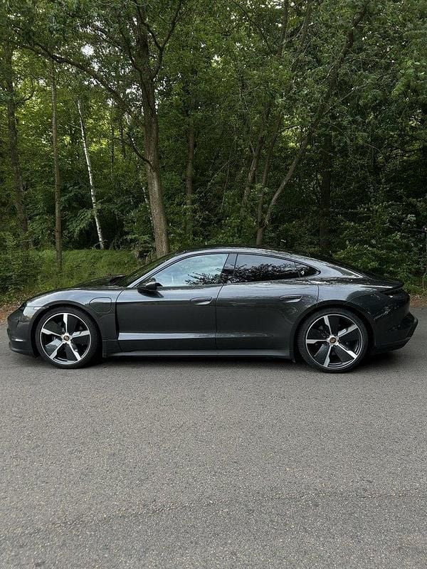 Grå Begagnad 2021 Porsche Taycan Sedan | 550 000 kr - Bild 1/4